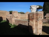 03211 ostia - regio i - insula xii - caseggiato dei triclini (i,xii,1) - hof - porticus - westseite - bli ri nordosten - 01-2024.jpg